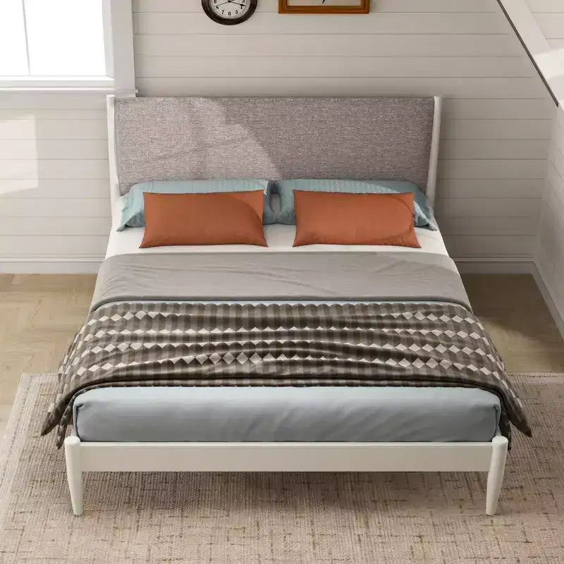 Lit plateforme en hévéa avec tête de lit capitonnée, blanc crème, grand lit