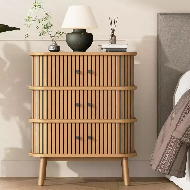 Commode à 3 tiroirs, Chiffonnier pour chambre à coucher, Table de chevet moderne du milieu du siècle, Commode en osier avec espace de rangement spacieux, poignées noires mates et pieds en bois