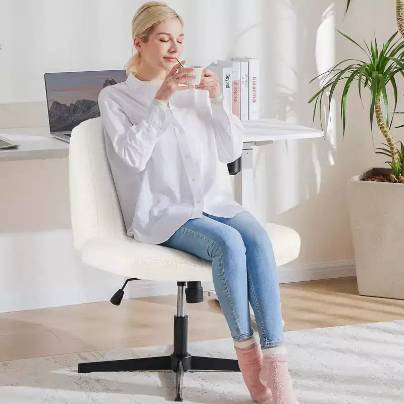Chaise de bureau ergonomique capitonnée Boucle avec piètement croisé, Beige