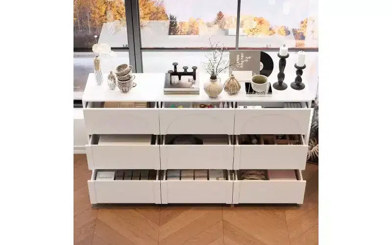 Commode-buffet de rangement blanche à 9 tiroirs, poignées dissimulées et motif en arc
